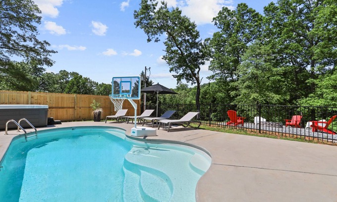 Mineral Bluff Cabin | Heated Pool, Hot Tub, King Bed Master