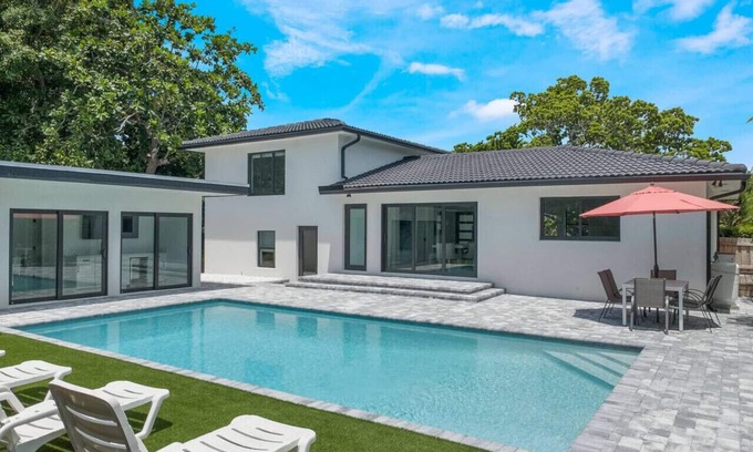 Delray Beach House | Heated Pool, Hot Tub, Pickleball & Putting Green