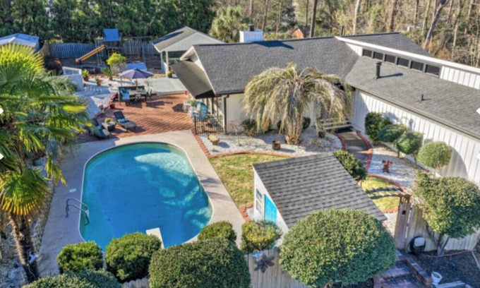 Augusta House | Heated pool-Hot tub-Dog friendly-3 Living spaces- 5BR; 4bath; 2mi to Master’s