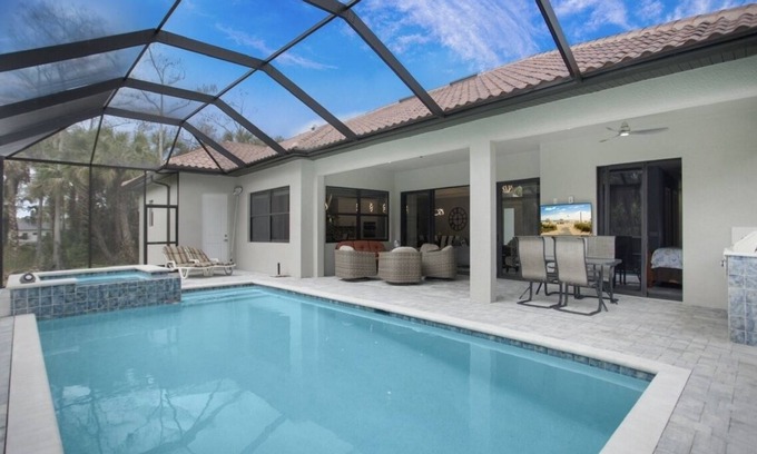 Rural Estates House | Heated pool, hot tub, outdoor kitchen, privacy, all bedrooms w tv & ceiling fans