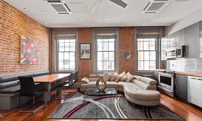 Central Business District Condo | Heated Pool, Hot Tubs, & Style Near French Qtr - Great for Families & Groups