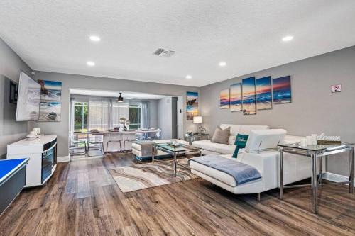 Bayhaven House | Heated Pool House Only 5 Minutes to Gulf Beaches!