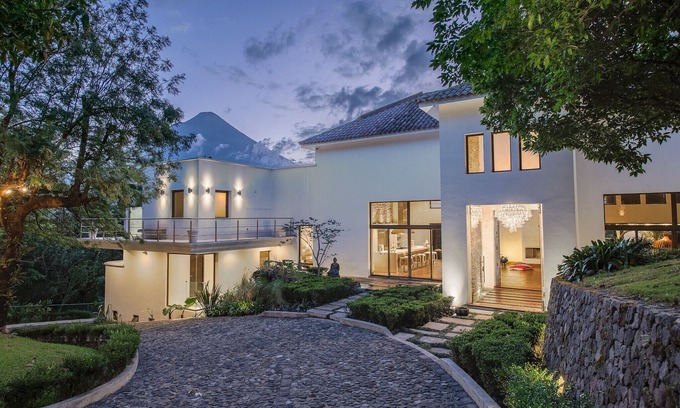 Antigua Guatemala House | Heated pool, Jacuzzi, up to 18 guests. 10 bedrooms and 12.5 baths, Netflix AC