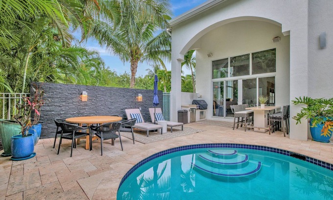 Lauderdale Beach Villa | Heated Pool ~ King Beds ~ Putting Green ~ Grill