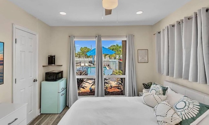Coral Ridge Isles House | Heated Pool Parking BBQ. 2 Miles From The Beach!
