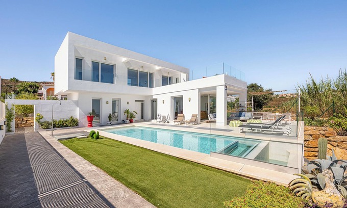 Sotogrande Villa | Heated Pool Villa/Sea & Gibraltar View