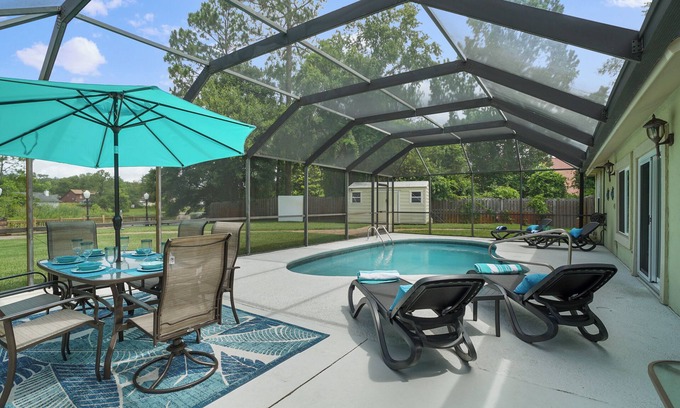 St. Augustine House | HEATED Saltwater POOL, Harry Potter, BBQ, Lake, Fishing, Gazebo, Games & Firepit