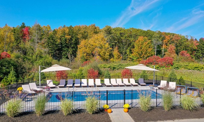 Higgins Beach House | HEATED SALTWATER POOL, Pickleball. Higgins Beach Estate~sleeps 32. 12 min to DT