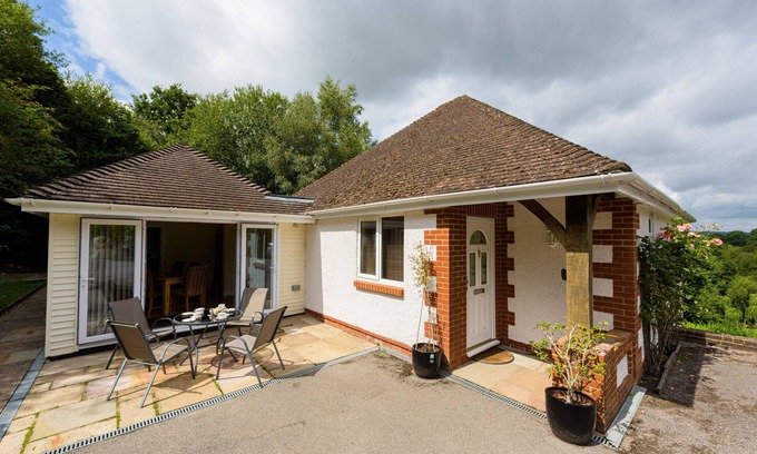 Buxted Cottage | HEATH RETREAT, family friendly, with pool in Buxted