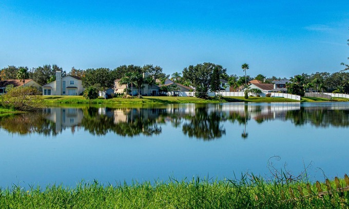 Brandon House | Heather Lakes Retreat – Stylish 3BR Home w/Lake Views, Lanai, Smart TVs & Pet-Friendly Yard!