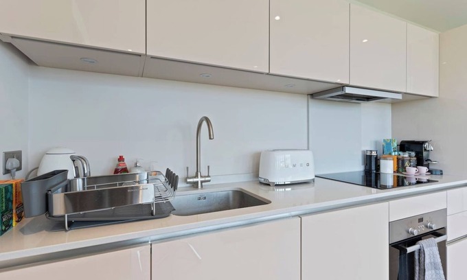 Sunbury on Thames Condo | Heathrow Airport Thorpe Park Aprt