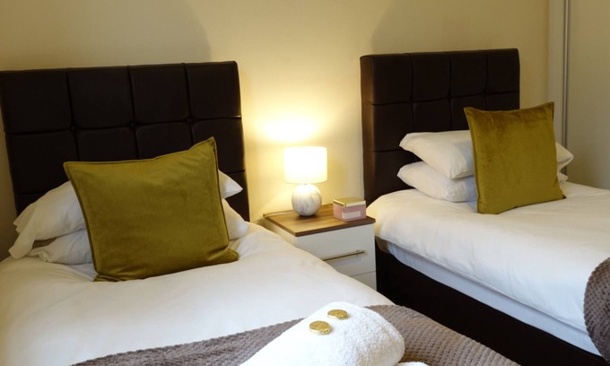 Stanwell Apartment | HEATHROW AIRPORT Apartment-Private PARKING-Perfect for families