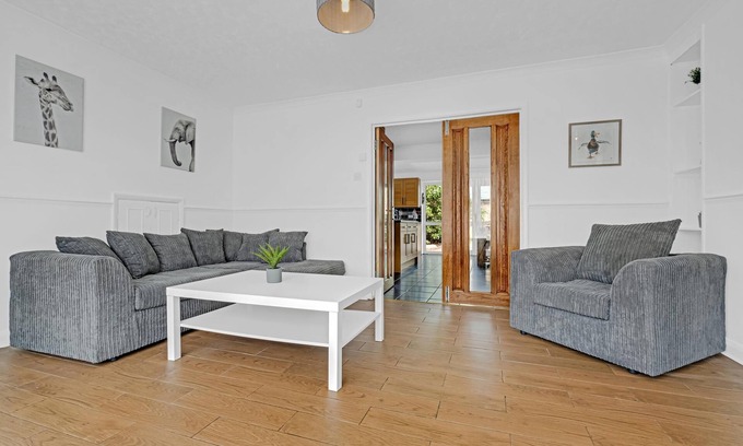 Stanwell House | Heathrow Living St Annes Serviced House 5 bedrooms 3 bath