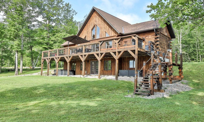 Notre-Dame-de-Pontmain Cottage | Heaven 47 - Cottage with Hot Tub & Huge Games Room