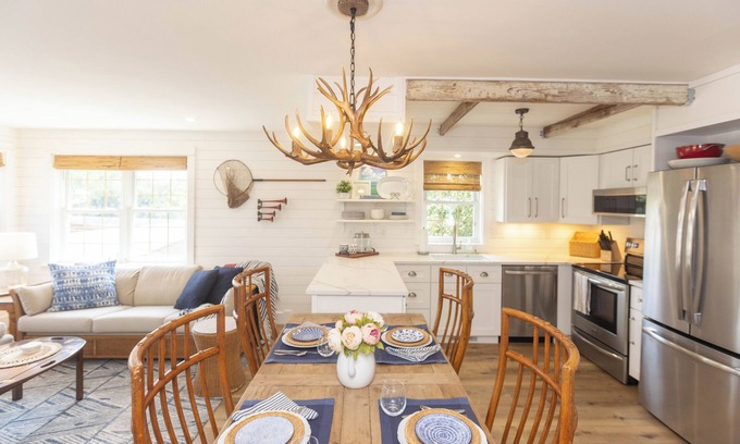 Fontana-on-Geneva Lake Condo | Heaven on Earth! 2 BDR Fontana Flat, Walk to Lake