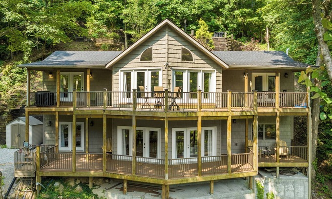 Caryville House | Heaven on Hiawatha Ln, 4 bed 4.5 bath Lakefront Home Close to Twin Cove Marina