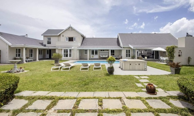 Vermont House | Heaven's Gate - pool, jacuzzi, lush garden