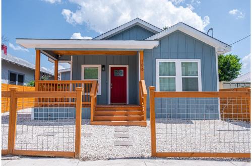 Historic Garderns House | Heaven-sent Convenient 4BR 3BA Near Downtown
