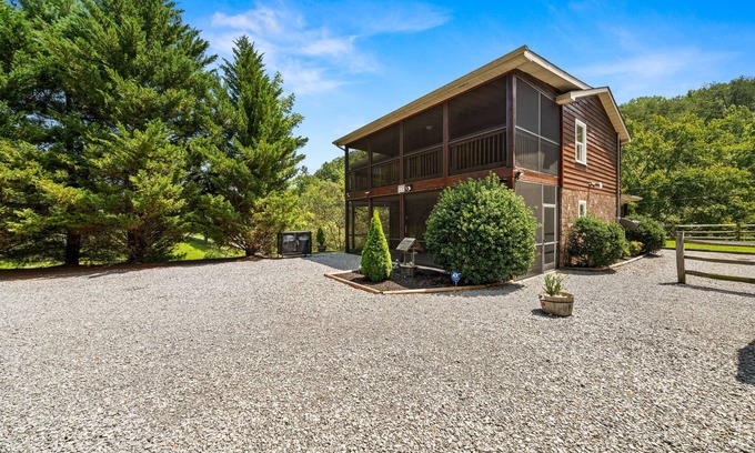 Sevierville Cottage | Heaven Sent - Tastefully Decorated Cabin with Fireplace