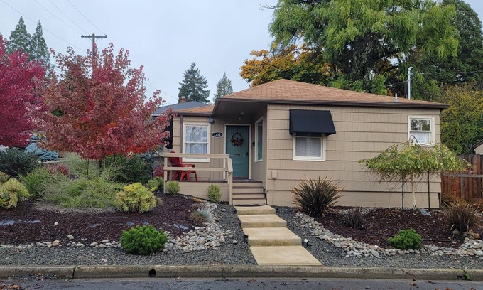 Roseburg House | Heavenly Bungalow, immaculately clean, close to downtown!