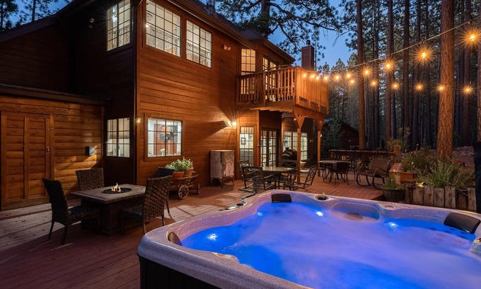 Evergreen Estates House | Heavenly Estate. Amazing Backyard with Brand New Luxury Hot Tub. EV Charger. Games. BBQ and More.