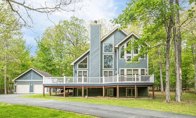 Blakeslee House | Heavenly Grove | Hot Tub + Fire Pit & Pool Table! Easy Walk to Lake!