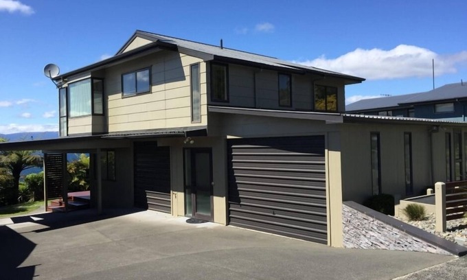 Omori House | 'Heavenly Vista' (stunning views of Lake Taupo)