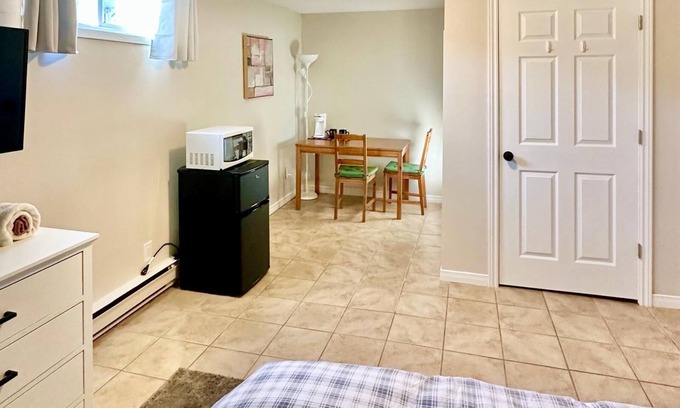 Highland House | Heavens Down - Cozy minimalist big private room in lower level