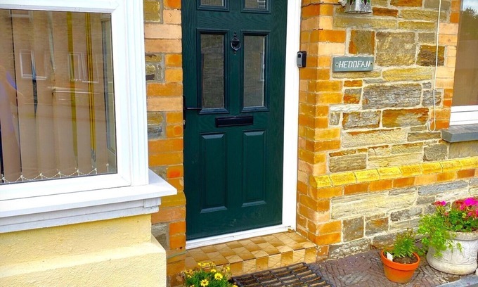 Llanboidy Apartment | Heddfan GuesthousenCozy guest suite living dining kitchenette dbl bed w/ensuite