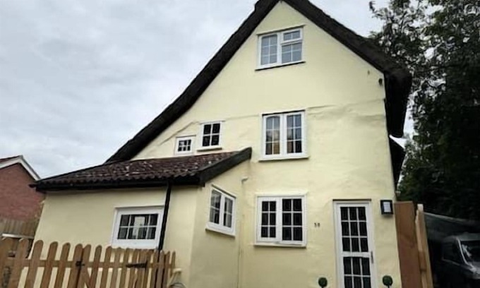 Glemsford House | Hedgehog Cottage: Cosy Countryside Escape