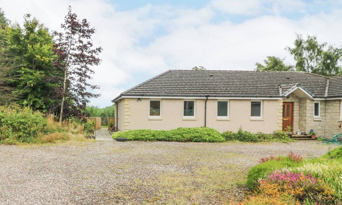 Glenrothes Cottage | HEDGEHOGS COTTAGE, pet friendly, with a garden in Glenrothes