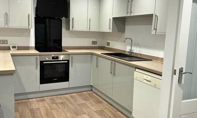 Wooburn Moor Ski Chalet | Hedsor Stylish Two Bedroom Cottage