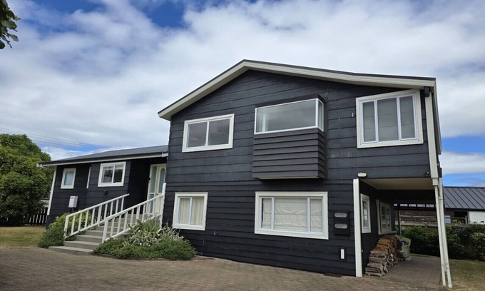 Wharewaka House | Heeni Street - Great location near the lake