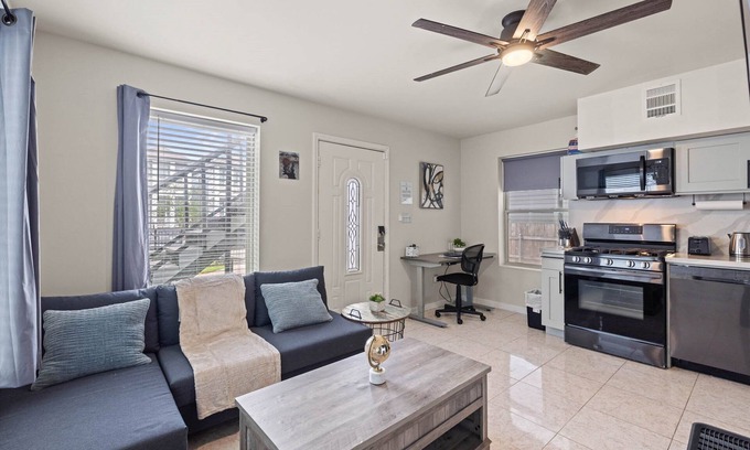 Greater Heights Apartment | Heights Flat Nr Downtown | Yard Pets | Desk WiFi