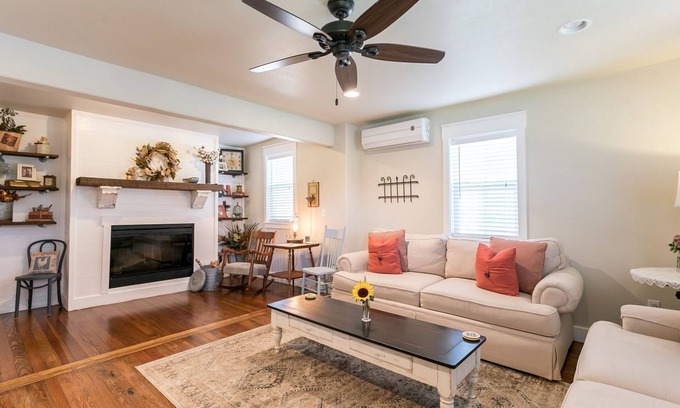 Fredericksburg House | Heiser Haus I Terrific for 2 Couples | 3.5 Blocks to Main St.