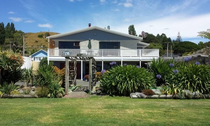 Tokomaru Bay Apartment | Helen's Villa Beach Front Accommodation
