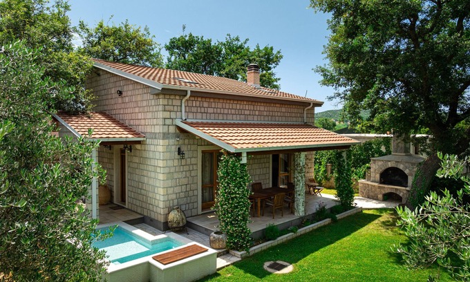Seoca House | Helena's Garden Retreat: Secluded Villa w/Garden