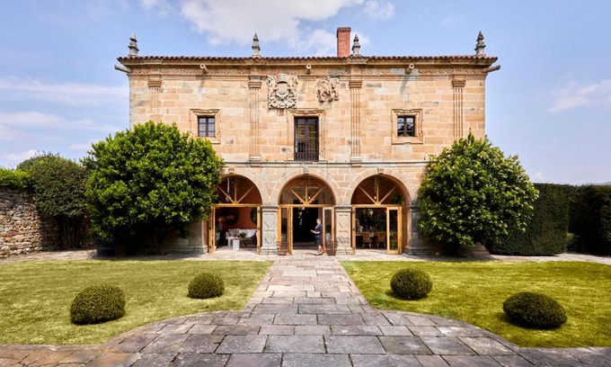 Puente Viesgo Hotel | Helguera Palacio Boutique & Antique