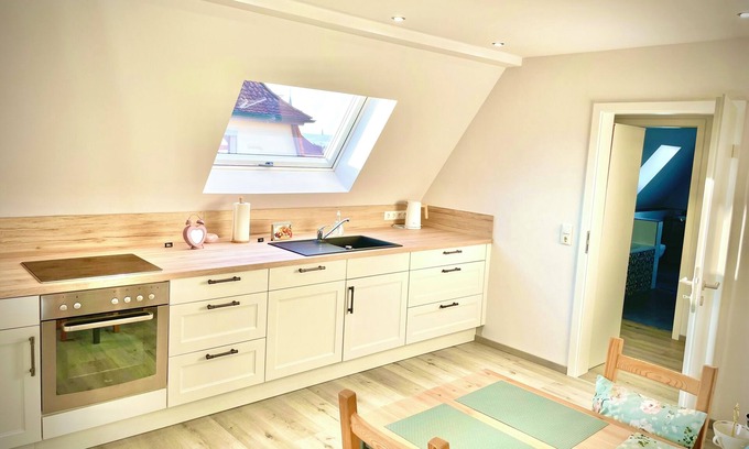 Frensdorf Apartment | Helle NEU Renovierte Ferienwohnung mit Großer Dachterrasse