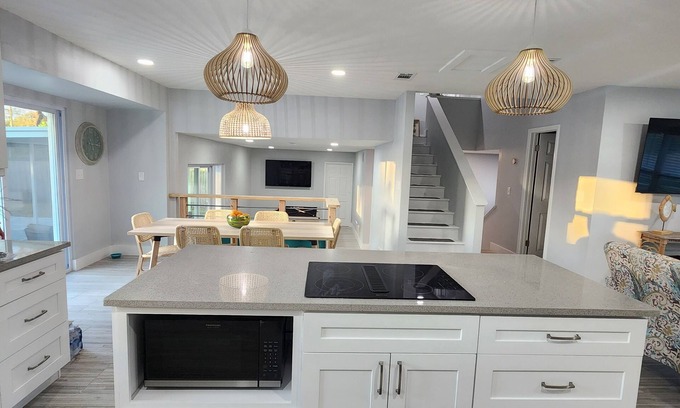 Tampa House | Hello Sunshine! 4 Bedroom w/Pool and Outdoor Bar
