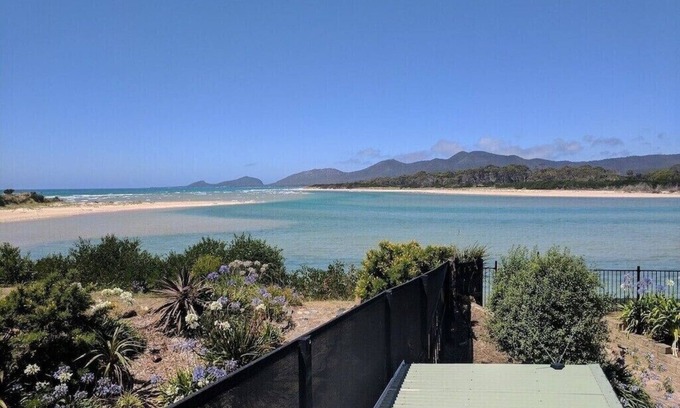 Hellyer Hotel | HELLYER SANDS fully self contained holiday house