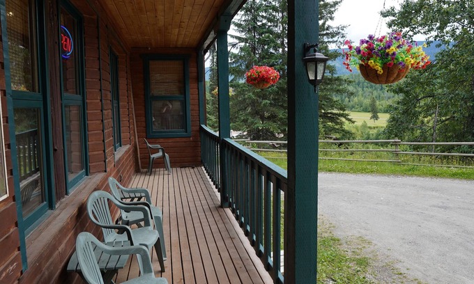 Clearwater Hotel | Helmcken Falls Lodge