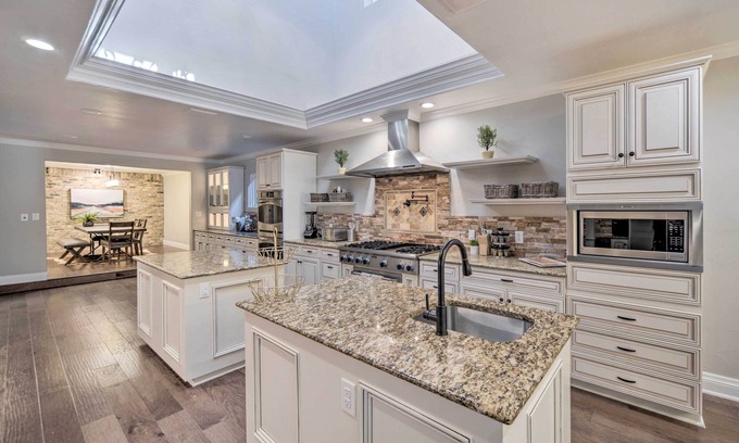 Wetmore House | Helotes Hill Country Hideaway w/2 Decks!