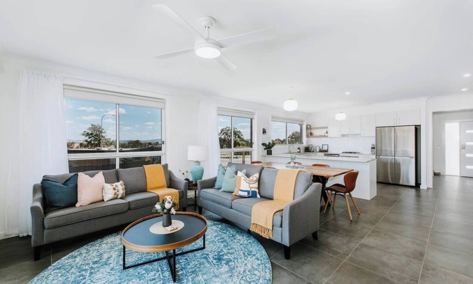 Central Mudgee House | Helvetia Modern Comfort meets Country Convenience