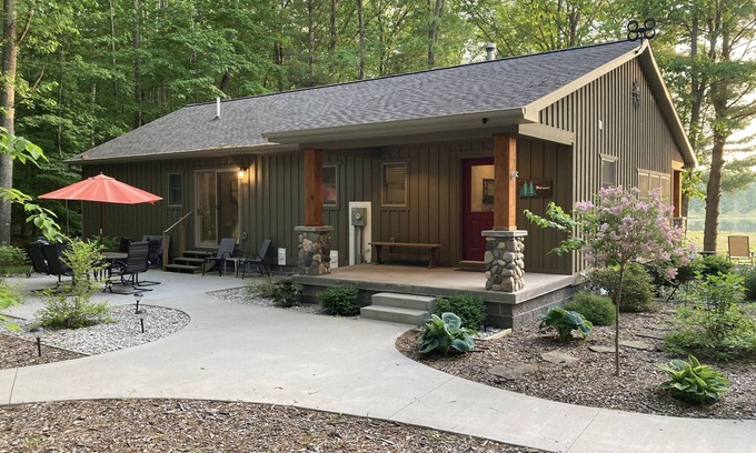 Traverse City House | Hemlock Cottage on beautiful Pikes Lake