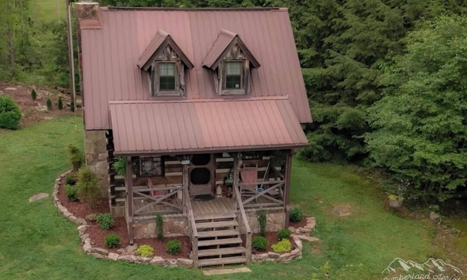 Sequatchie Cabin | Hemlock Falls LLC 25 mi. From Chattanooga. 2 miles from Foster Falls State Park