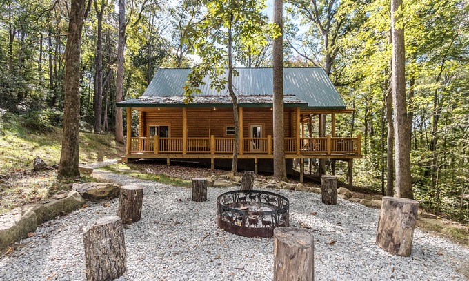 Logan Cabin | Hemlock Haven Cabin - Hocking Hills - 8-10 people - Hot Tub - Firepit - Wifi!