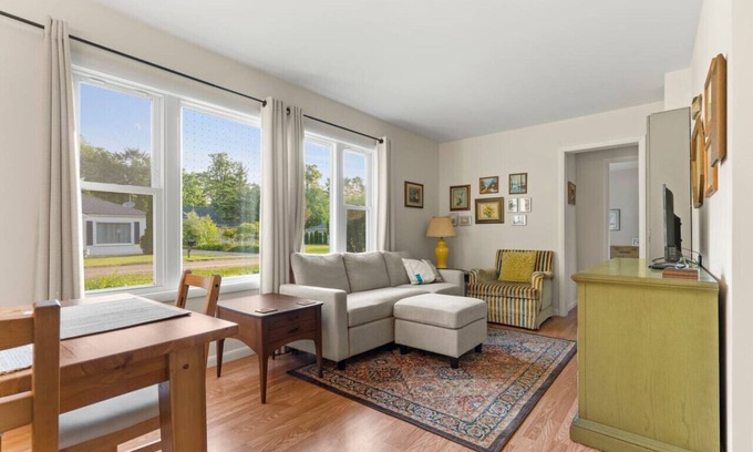Lexington House | Hemlock Hideout - 3 Mins from DT Lex, Great Beach!