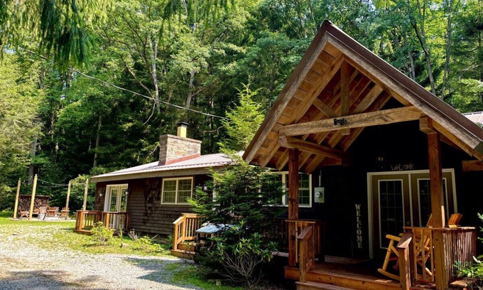 Farmington Cabin | Hemlock Lodge · Beautiful Cozy Cabin w/Hot Tub, Fire Pit & Game Room