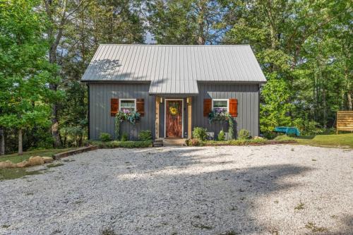 Rogers House | Hemlocks Over Muir in Rogers KY - Hot Tub & WiFi